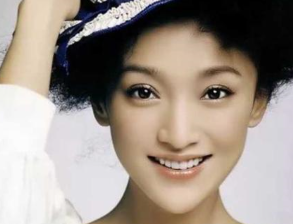 关晓彤|关晓彤生日蹦迪被骂不检点，有谁注意到了她悄悄变化的眼睛……