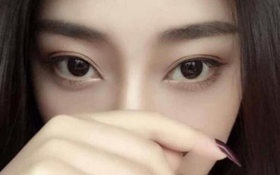 关晓彤|关晓彤生日蹦迪被骂不检点，有谁注意到了她悄悄变化的眼睛……