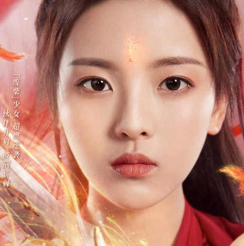 关晓彤|关晓彤生日蹦迪被骂不检点，有谁注意到了她悄悄变化的眼睛……