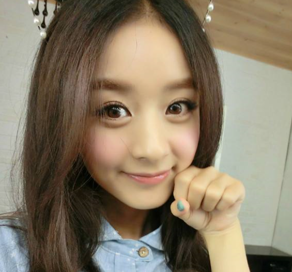 关晓彤|关晓彤生日蹦迪被骂不检点，有谁注意到了她悄悄变化的眼睛……