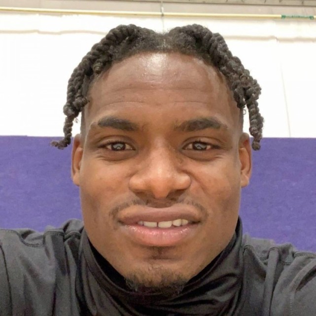 豪斯社媒晒自拍照网友你的笑容好僵硬啊