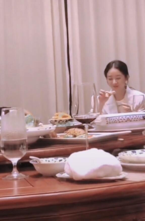 赵丽颖|赵丽颖新戏开机与导演吃饭，饭桌上素颜徒手啃鸡爪，有说有聊好开心