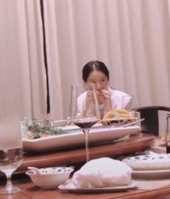 赵丽颖|赵丽颖新戏开机与导演吃饭，饭桌上素颜徒手啃鸡爪，有说有聊好开心