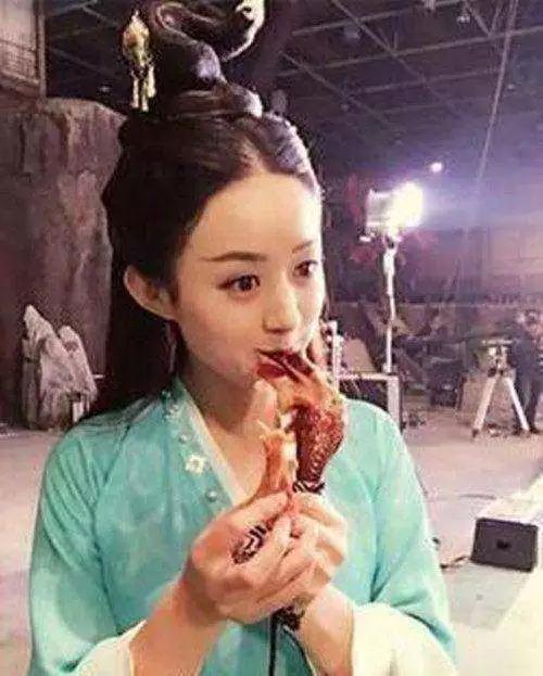 赵丽颖|赵丽颖新戏开机与导演吃饭，饭桌上素颜徒手啃鸡爪，有说有聊好开心