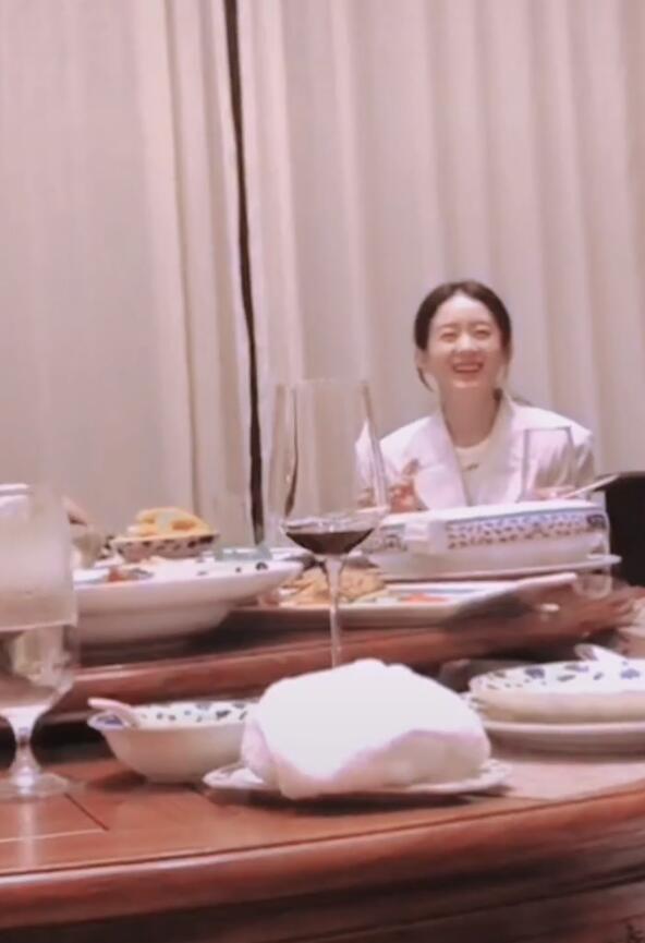赵丽颖|赵丽颖新戏开机与导演吃饭，饭桌上素颜徒手啃鸡爪，有说有聊好开心