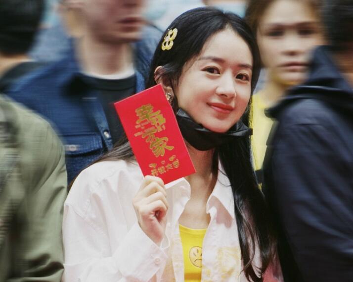 赵丽颖|赵丽颖新戏开机与导演吃饭，饭桌上素颜徒手啃鸡爪，有说有聊好开心