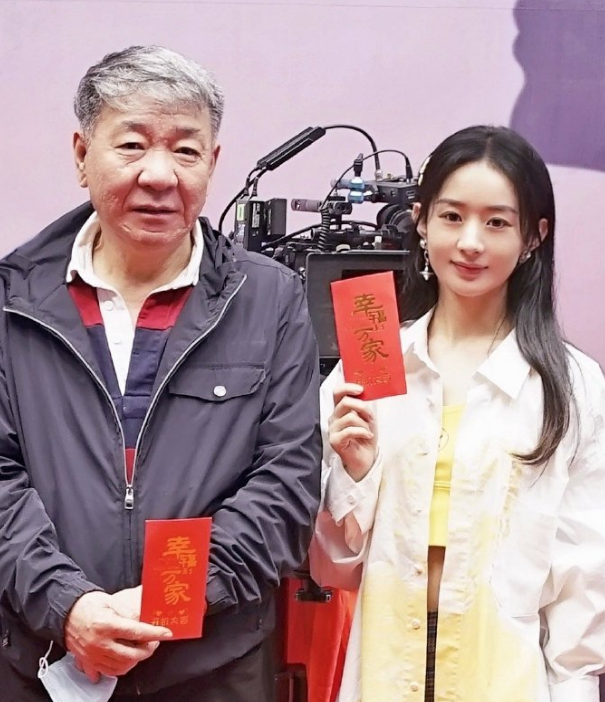 赵丽颖|赵丽颖新戏开机与导演吃饭，饭桌上素颜徒手啃鸡爪，有说有聊好开心