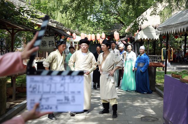 120元10小时横店群演涨薪剧组疯狂赶进度