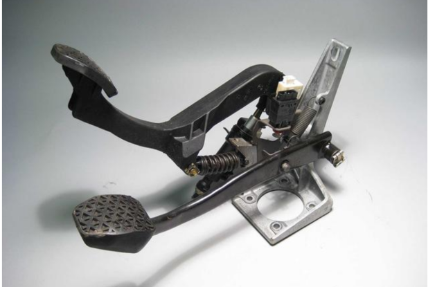 离合器踏板不回弹一般是这里出了问题