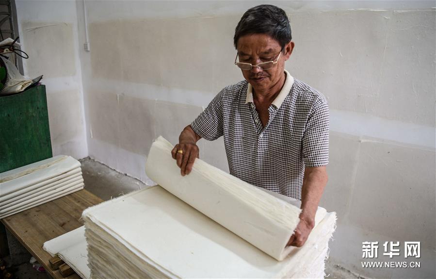 9月19日,广西大化瑶族自治县贡川乡贡川村村民在整理晾晒好的贡川纱纸