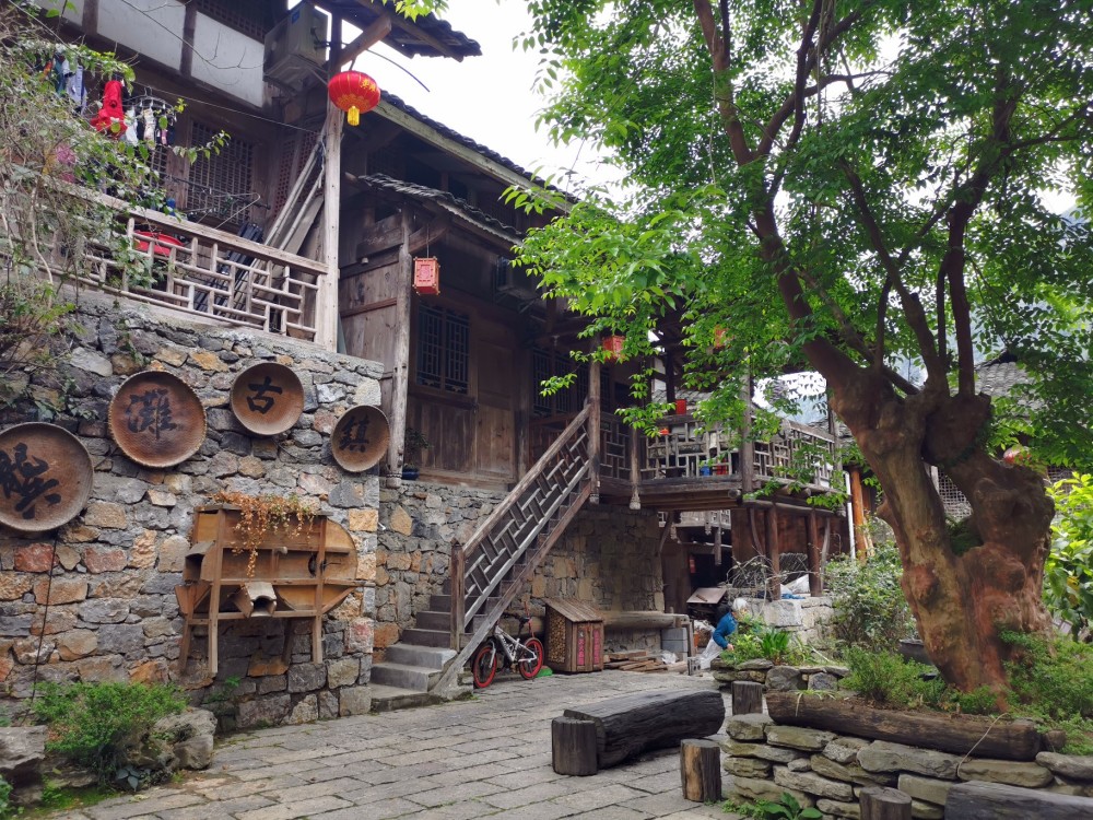 龚滩古镇最著名的两大奇绝之一就是这些是吊脚楼.