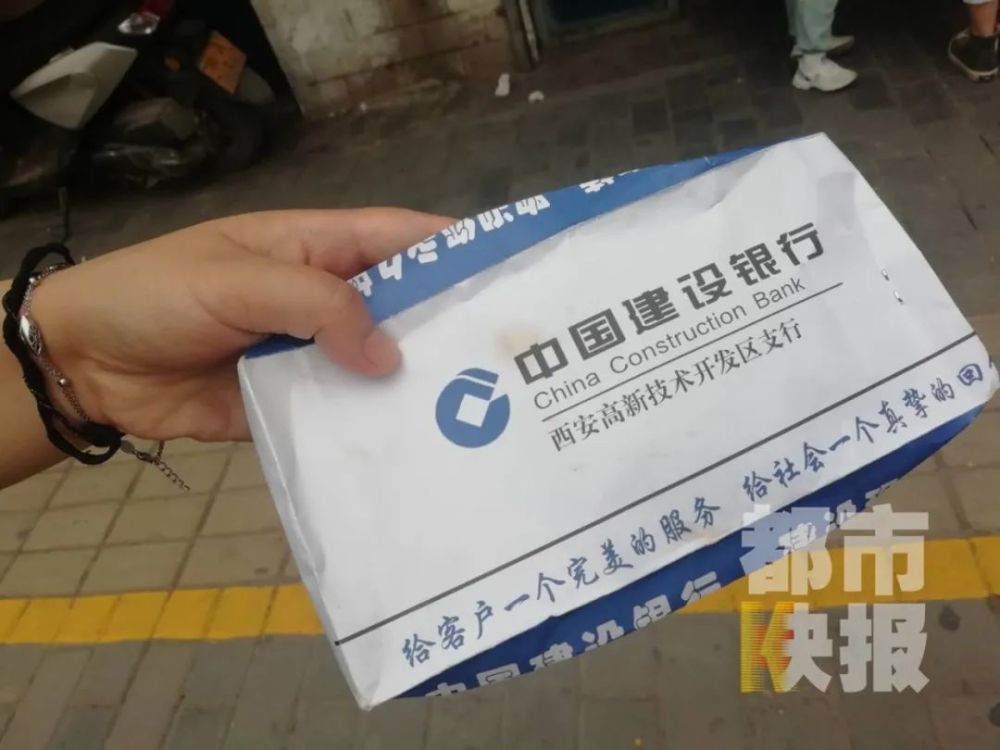 西安南郊一顾客吃碗凉皮留下信封一沓钱民警开启后竟发现