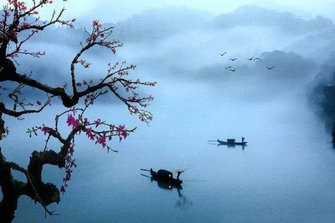 《漁歌子·西塞山前白鷺飛》【唐】張志和西塞山前白鷺飛,桃花流水