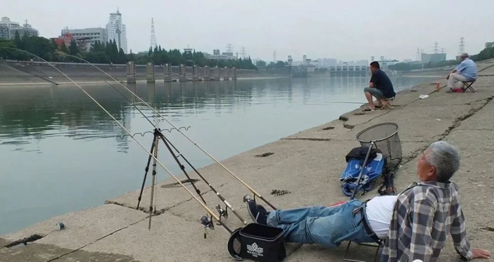 也许这个变化就在"一根烟"的功夫或者"一泡尿"的时间,之前的疯狂抽竿