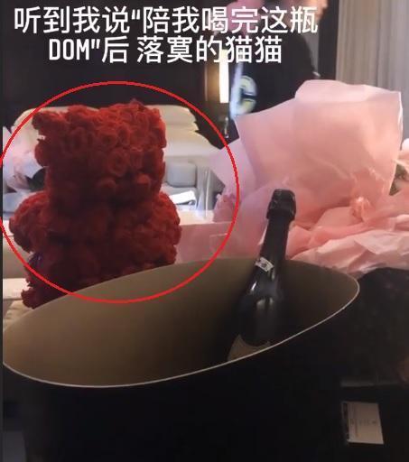 周扬青|周扬青再次晒豪华礼物：团队派专机送奢侈品，紫色宝石盘令人羡慕