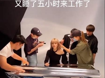 周扬青|周扬青再次晒豪华礼物：团队派专机送奢侈品，紫色宝石盘令人羡慕