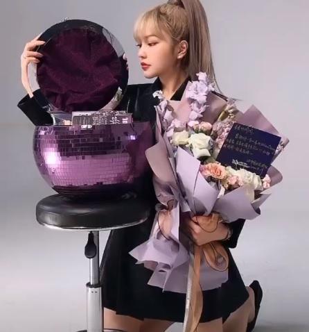 周扬青|周扬青再次晒豪华礼物：团队派专机送奢侈品，紫色宝石盘令人羡慕