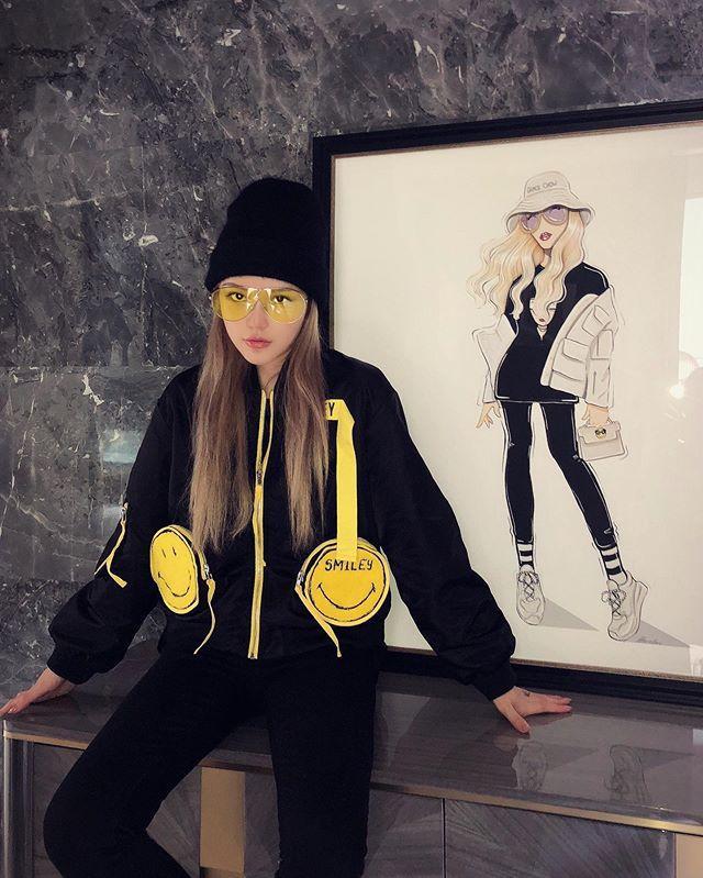 周扬青|周扬青再次晒豪华礼物：团队派专机送奢侈品，紫色宝石盘令人羡慕