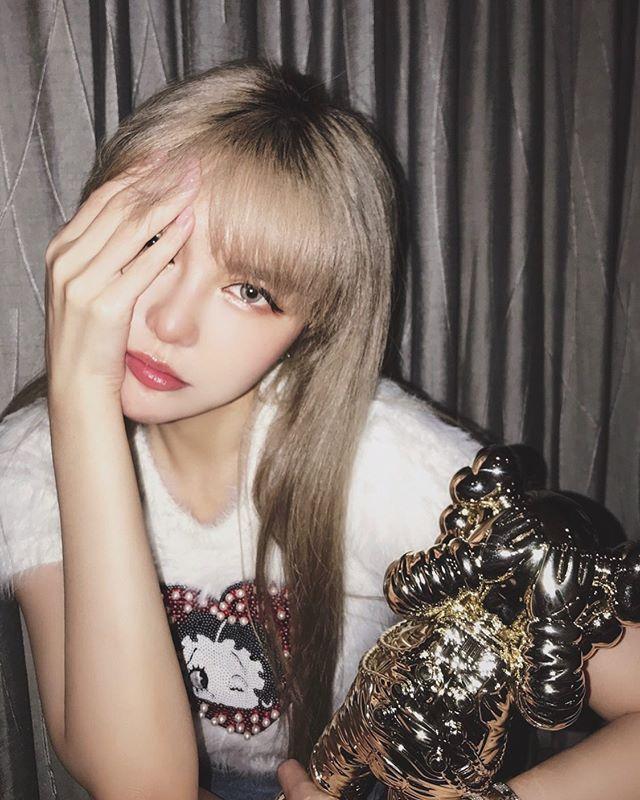 周扬青|周扬青再次晒豪华礼物：团队派专机送奢侈品，紫色宝石盘令人羡慕