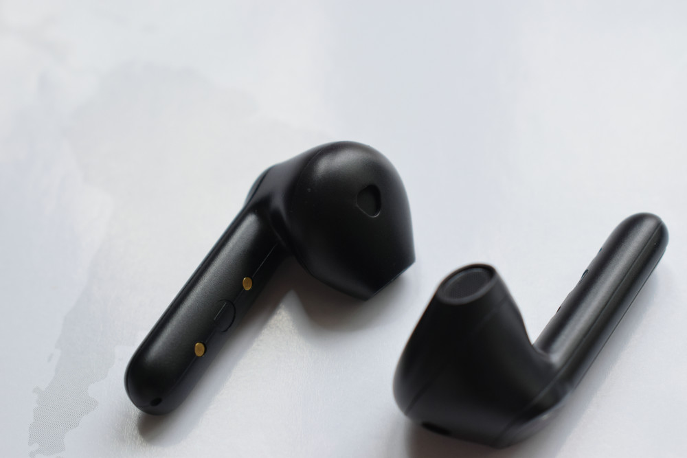 在外观上,soundpeats trueair2加入了较多的自我品牌