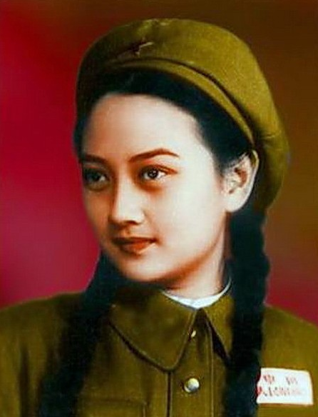 她被誉为最漂亮女将军,一生坎坷,晚年崛起!