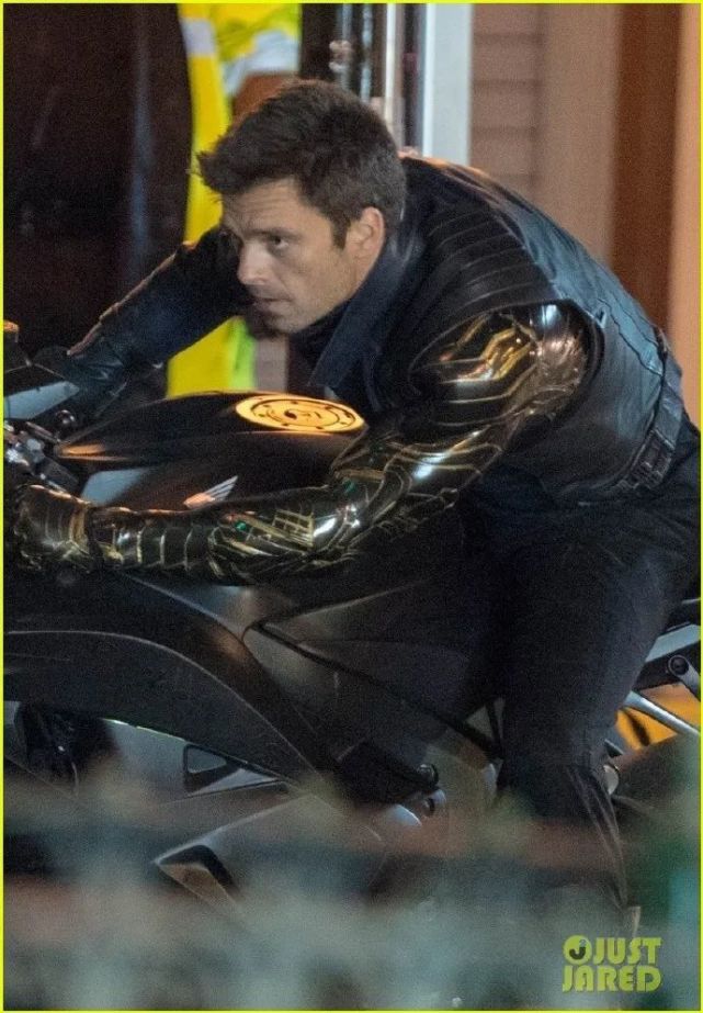 猎鹰冬兵全新片场照曝光冬兵骑摩托车亮相还挺爱显摆