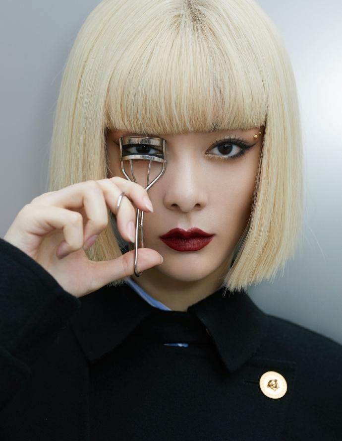 傅菁金发造型太飒了,穿金属扣饰西装裙效果科技感十足