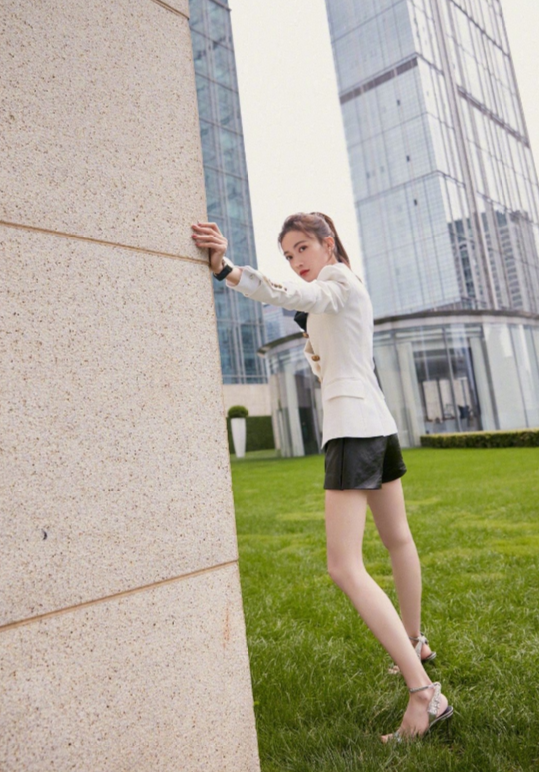 初恋腿什么的过时了,吴谨言这"超a无糖腿"才是直男喜欢的类型