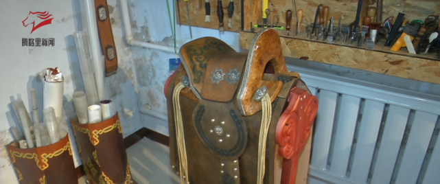 马鞍子制作工艺程序多,要求高,它是由鞍架,皮具构成,采用雕刻镶嵌等