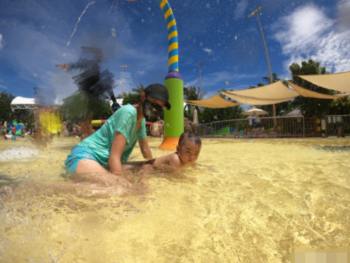 蔡少芬|张晋全家三亚度假，蔡少芬将儿子架肩膀上，用手为儿子挡水好有爱