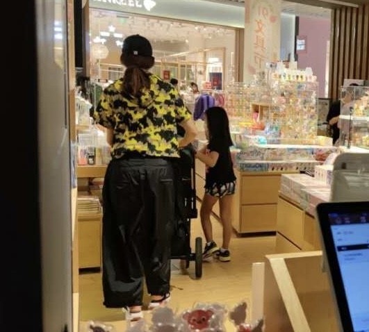 蔡少芬|张晋全家三亚度假，蔡少芬将儿子架肩膀上，用手为儿子挡水好有爱