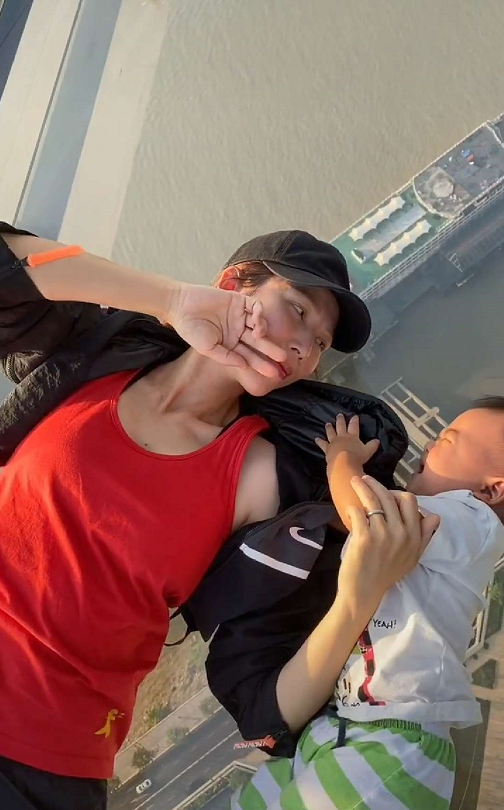 蔡少芬|张晋全家三亚度假，蔡少芬将儿子架肩膀上，用手为儿子挡水好有爱