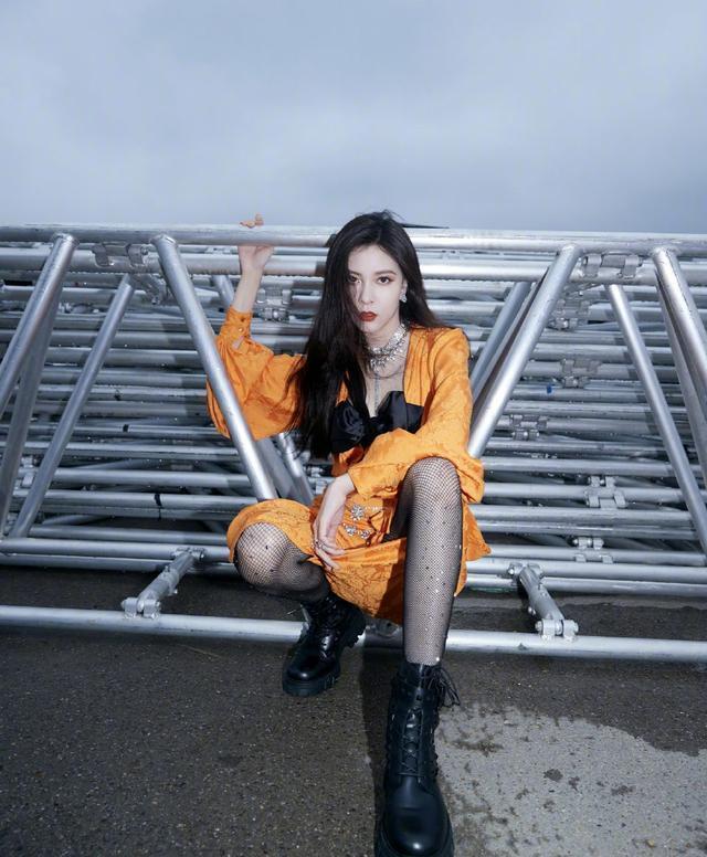 宋妍霏的钻石口罩火了亮橘色连衣裙配马丁靴神秘又冷艳