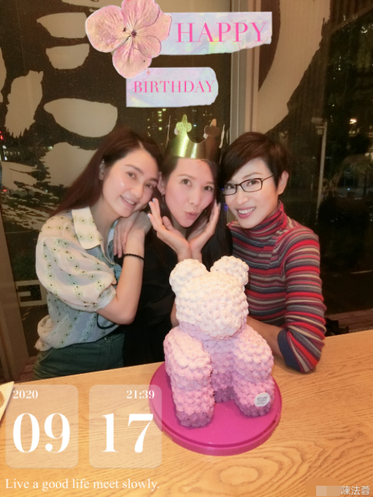 蔡少芬|张晋全家三亚度假，蔡少芬将儿子架肩膀上，用手为儿子挡水好有爱