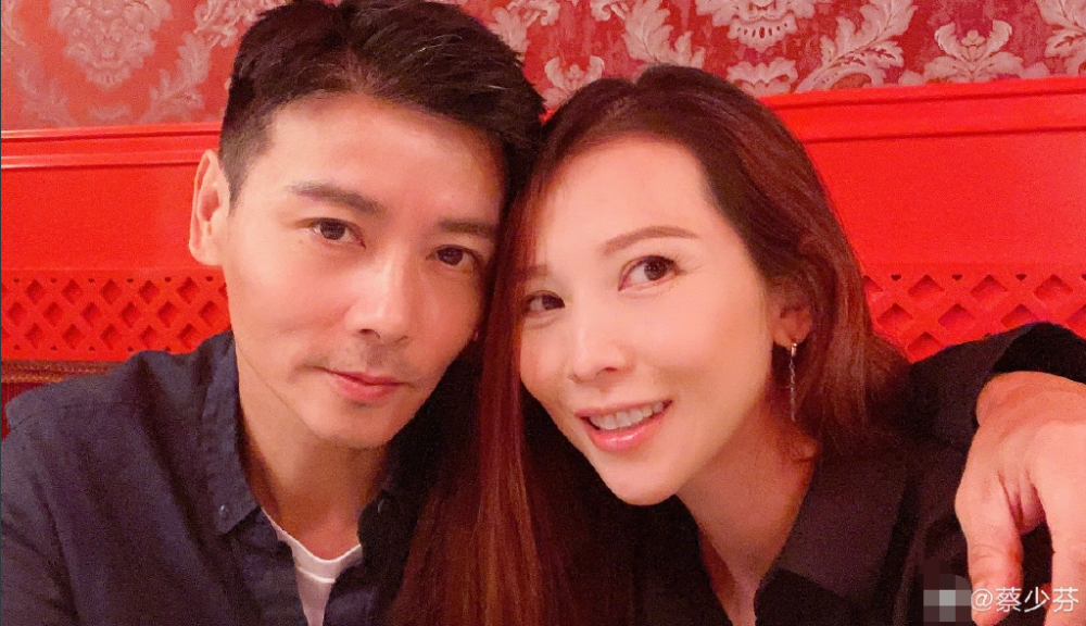 蔡少芬|张晋全家三亚度假，蔡少芬将儿子架肩膀上，用手为儿子挡水好有爱