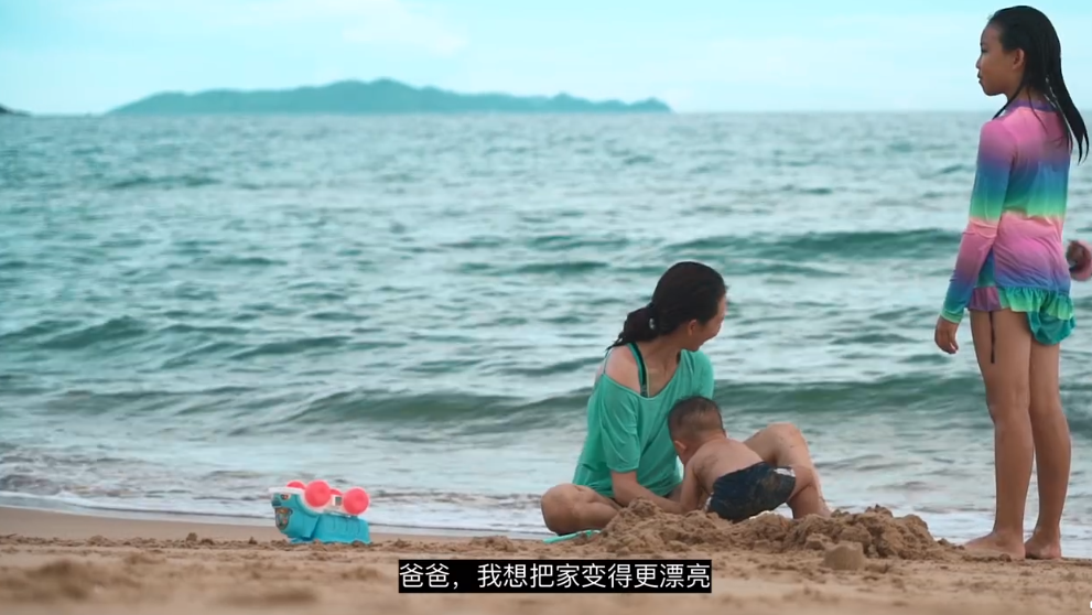 蔡少芬|张晋全家三亚度假，蔡少芬将儿子架肩膀上，用手为儿子挡水好有爱