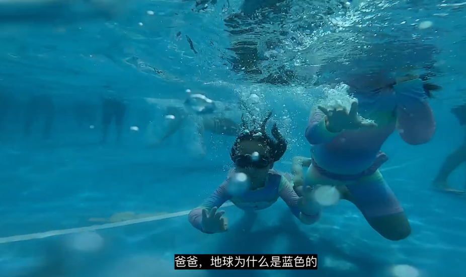 蔡少芬|张晋全家三亚度假，蔡少芬将儿子架肩膀上，用手为儿子挡水好有爱