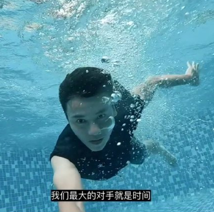 蔡少芬|张晋全家三亚度假，蔡少芬将儿子架肩膀上，用手为儿子挡水好有爱