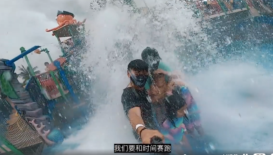 蔡少芬|张晋全家三亚度假，蔡少芬将儿子架肩膀上，用手为儿子挡水好有爱