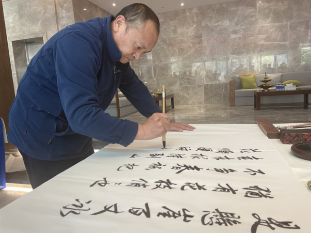 拉萨市书法家协会走进西藏消防救援总队开展书法笔会活动