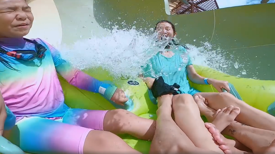 蔡少芬|张晋全家三亚度假，蔡少芬将儿子架肩膀上，用手为儿子挡水好有爱