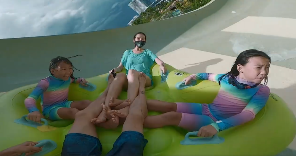 蔡少芬|张晋全家三亚度假，蔡少芬将儿子架肩膀上，用手为儿子挡水好有爱