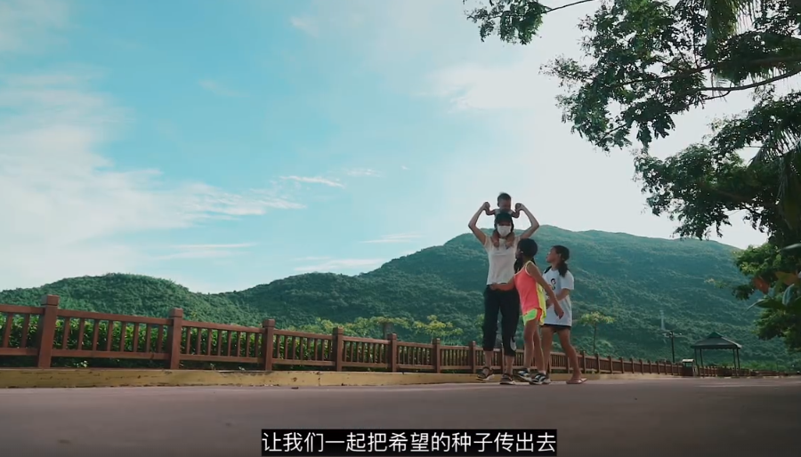 蔡少芬|张晋全家三亚度假，蔡少芬将儿子架肩膀上，用手为儿子挡水好有爱