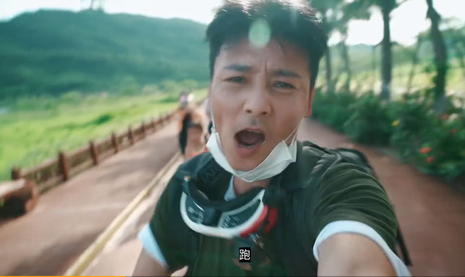 蔡少芬|张晋全家三亚度假，蔡少芬将儿子架肩膀上，用手为儿子挡水好有爱