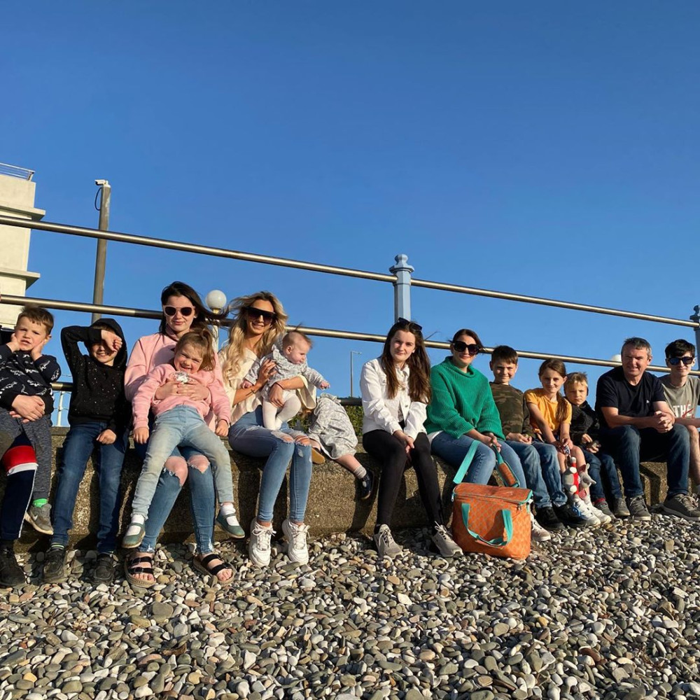 英国最大家庭沙滩出游45岁妈妈生下22个小孩表示再也不生了