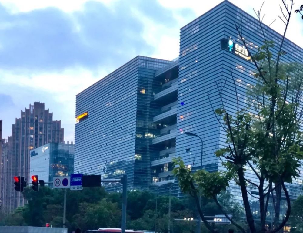 在成都上班的你,只要说出公司写字楼名字,你的职位,工资和职业未