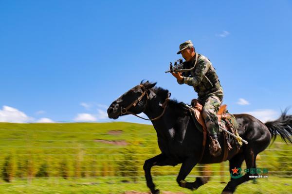 骑兵连进攻实拍青藏高原骑兵连冲锋
