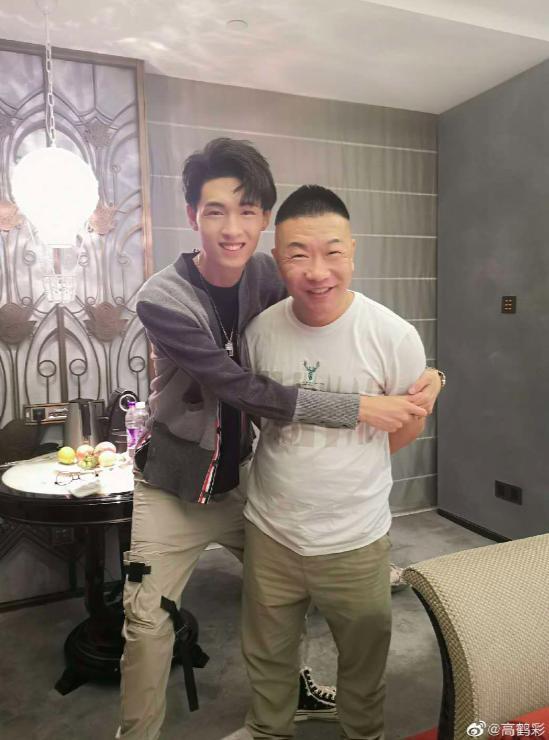 郭德纲爱徒高鹤彩太孝顺专车接送师傅出行行李都不让师傅碰