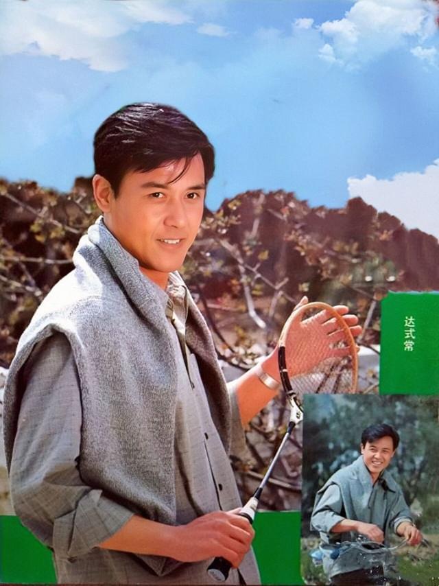 达式常胡子全白依旧帅气,穿格子衬衫配白裤清爽精神,老了更时髦