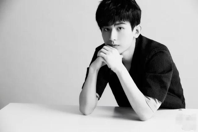 成毅|成毅因拆CP翻车，片场跟导演吵架视频被扒，激动怒指对方险动手